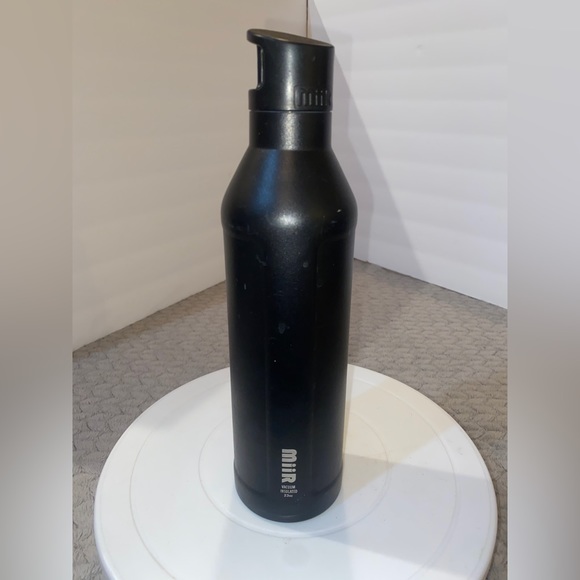 Patagonia Miir 23 Oz Water Bottle Black with White Logo Design - Picture 3 of 7